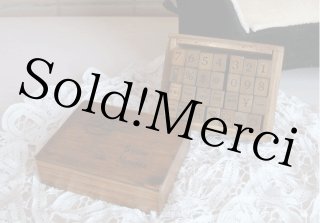 箱付３２個♡　フランスアンティーク　イニシャル　スタンプ　モノグラム　スカラップ 箱付32個♡フランスアンティークイニシャルスタンプモノグラム