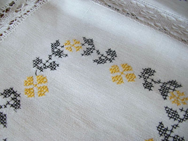 アンティーク刺繍テーブルクロス（手織りリネン製）